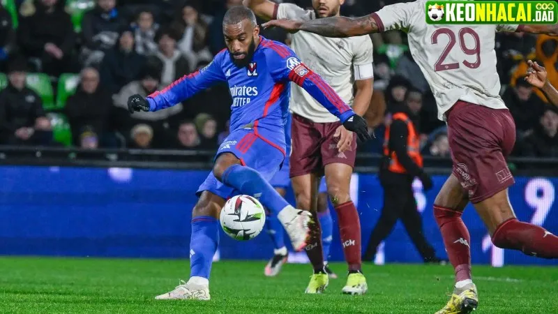 Lacazette tỏa sáng