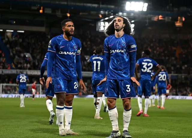 Cucurella trở thành người hùng tại Stamford Bridge