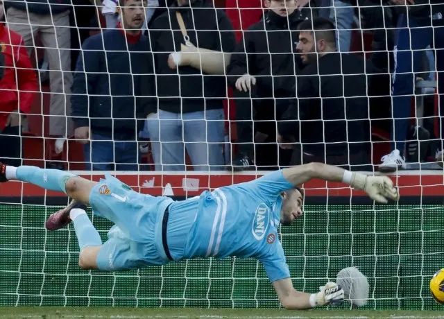 Man United ngắm thủ môn Joan Garcia từ Espanyol