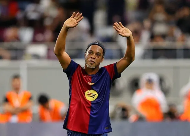 Ronaldinho Stuns Fans with a Spectacular Free Kick